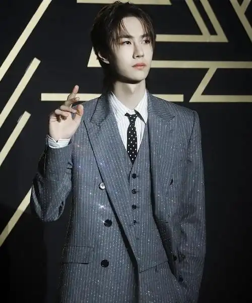 王一博:今天是西装杀手啵,霸总巨星名流范