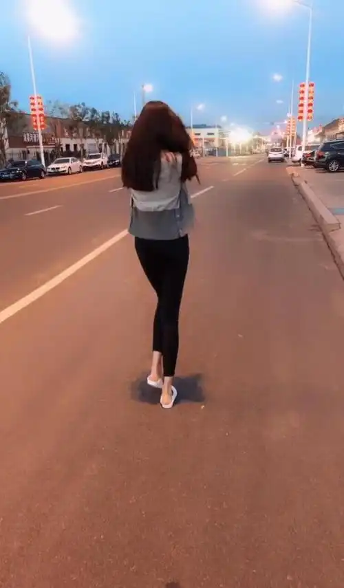 背影看着十分骨感纤瘦,而腿上黑色的打底裤将姑娘迷人的大长腿给勾勒