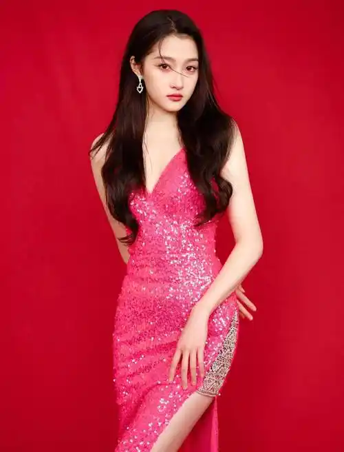 关晓彤穿玫红深v高开叉亮片裙秀长腿 风姿绰约 美艳动人_长裙_红色_袭