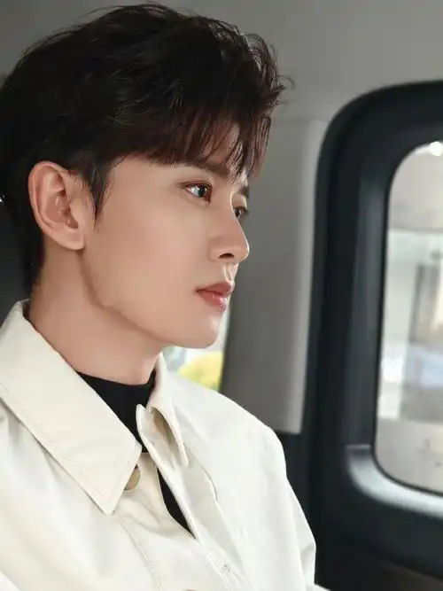 任嘉伦侧颜怼脸随拍