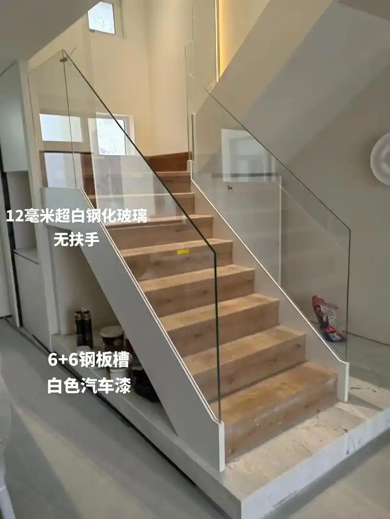 施工现场实拍 #玻璃扶手 #玻璃楼梯 #玻璃无扶手楼梯 钢 - 抖音