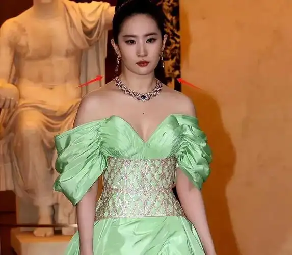 能够直观感受到刘亦菲身材变胖了不少,也不是小v脸了,脸部圆圆的,脖颈