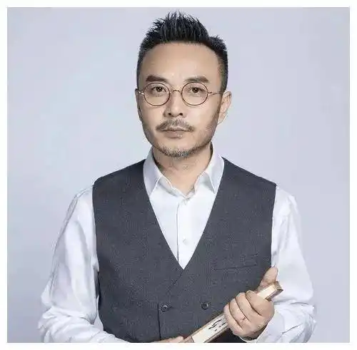 从西装笔挺,发型油亮到胡子拉碴,不修边幅的汪涵怎么了_节目_居民