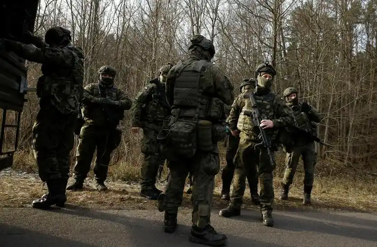 新华社/路透12月5日,波兰士兵在靠近白俄罗斯的边境地带执勤.