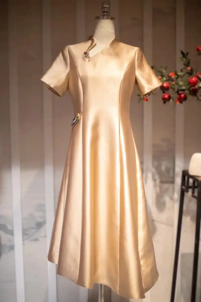 端庄高雅的香槟金色大气的气韵,别致领型丰富设计感 - 抖音