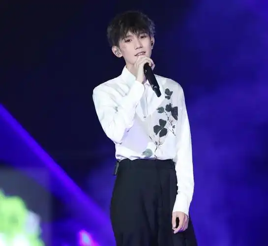 王源演唱会状况颇多亲妈被拦在门外女粉丝穿婚纱喊话结婚