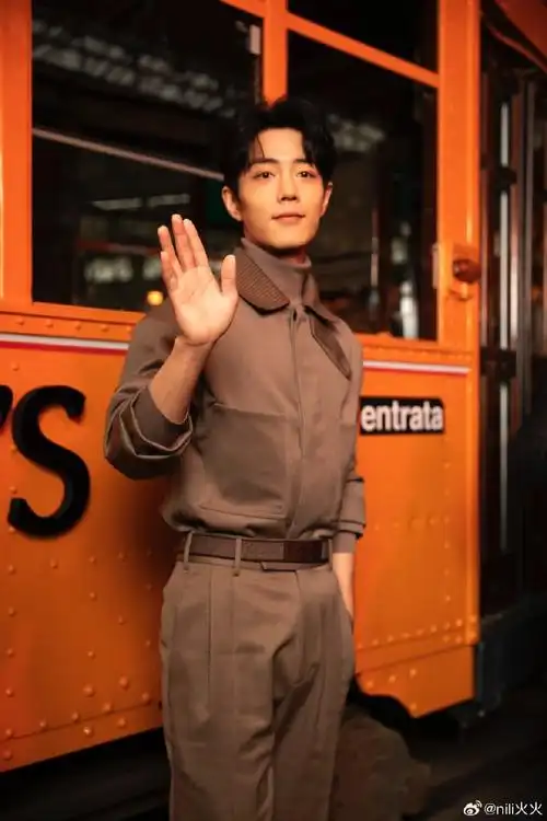 肖战米兰时装周#又一波摄影师和时尚达人等分享的肖战新图,好美呀我