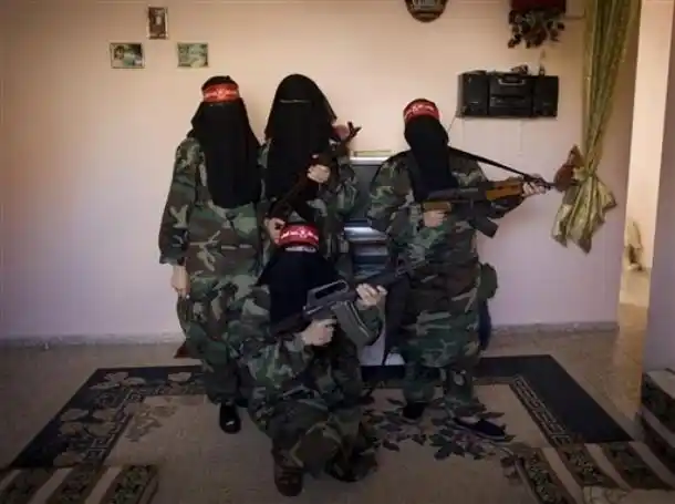 女战士蒙面留影