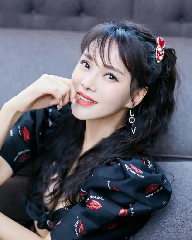 简介:伊能静双马尾活力写真图片,分享一组伊能静图片给大家,图中的