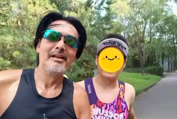 69岁周润发朝阳公园跑步!手臂长满小肉球,目击者称身高超180