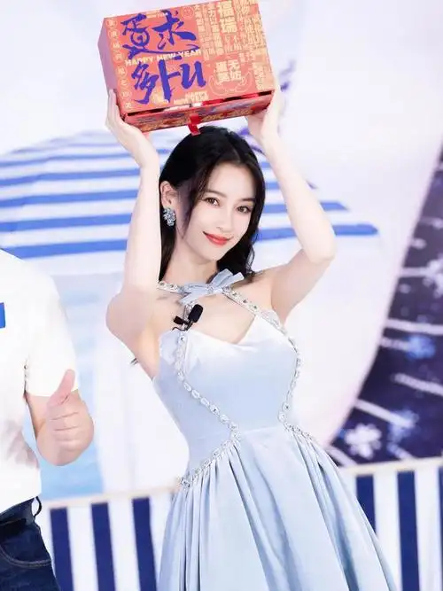 angelababy杨颖身材绝了穿一件吊带连衣裙凹凸有致女神范十足