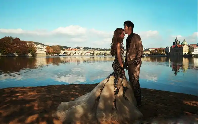 周杰伦昆凌壁纸_甜蜜幸福的新人