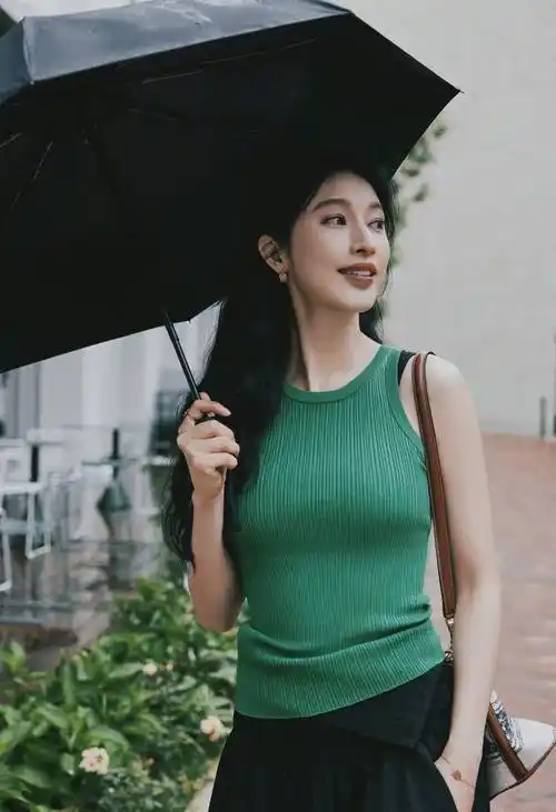 张俪黑色连衣裙生活风写真_运动鞋_白色_气质