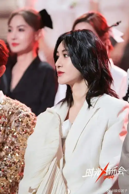 尚雯婕在超女快女主题曲演唱中,一句法语翻译惊艳全场,同传实力名不虚