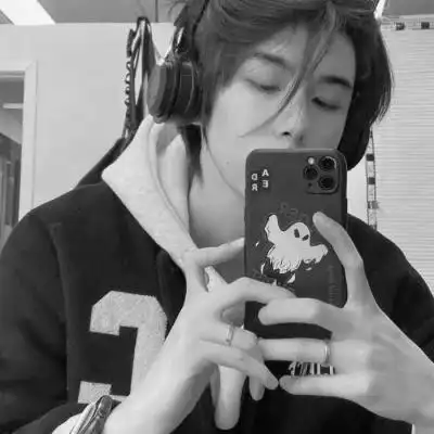 男头黑白真人头像高冷帅气图片