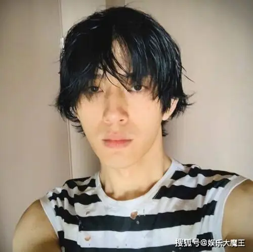 井柏然抽烟被拍登热搜,叼烟侧颜太有feel,网友们的反应一反常态