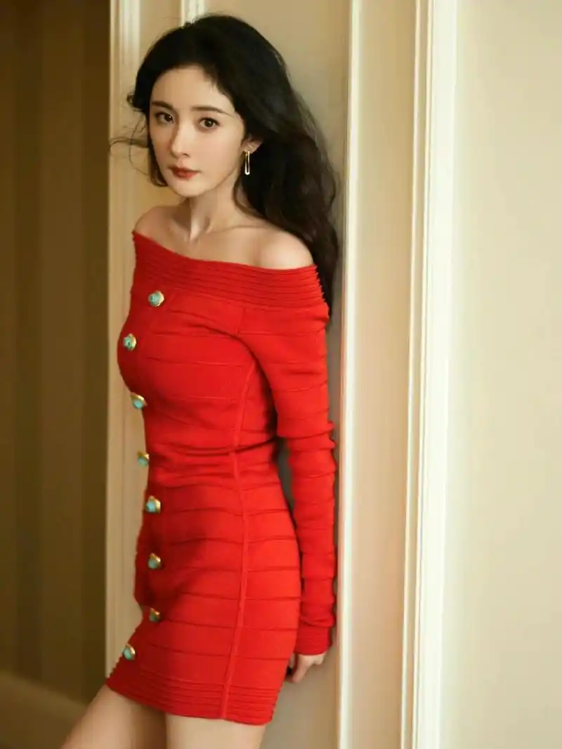 杨幂 直播look美图送上95|||杨幂身着明艳红裙,逸散曼妙魅力.