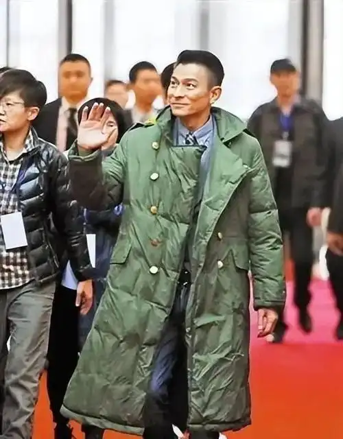 "想去东北过年,诚心求一款御寒衣服,价位最好在1万元以内,50元左右.