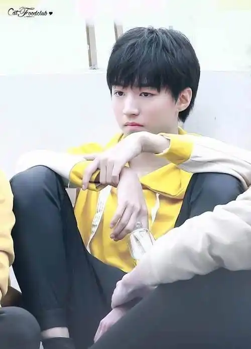 王俊凯化身黄衣小少年出没小虎牙超可爱_哥哥_偶像_工作