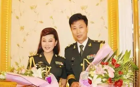 70后军旅歌手耿为华:女粉丝倒追2年离婚那天和女儿抱头痛哭