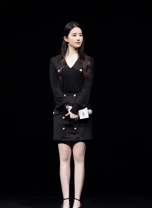 路人镜头下的刘亦菲一身黑色西服裙穿出了女霸总气质