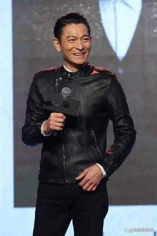 62岁刘德华告诉你发型一丝不苟裤子短一截到老也不油腻