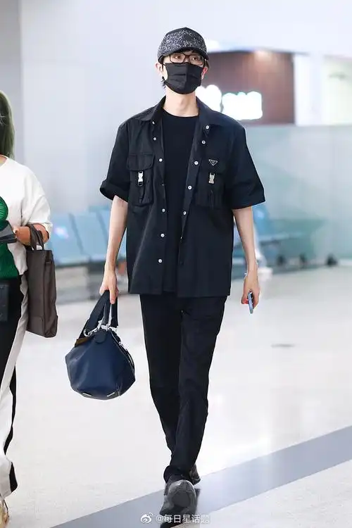 2022年8月12日,湖南长沙,许嵩黑色系穿搭现身黄花机场.#许嵩#许嵩超话