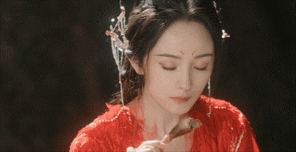 他们感到奇怪,一向在古装剧领域表现出色的杨幂,竟然在改编自动漫的