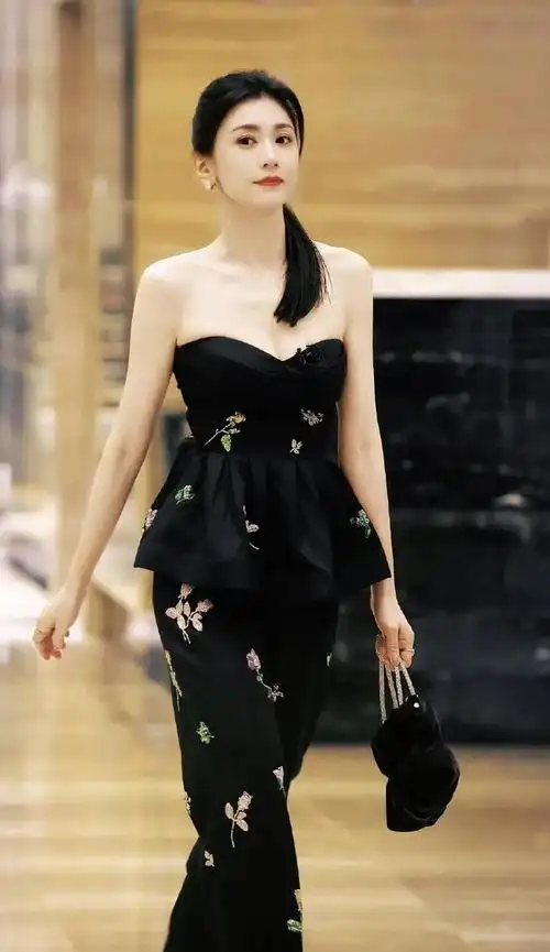 近日,48岁的贾静雯在参加节目时展现出了十足的好状态.