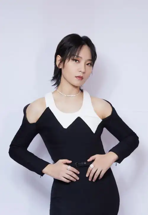 简介:周笔畅黑白棱形拼接长裙写真图片,分享一组周笔畅图片给大家,图