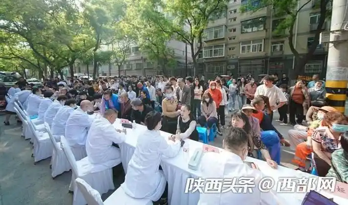 20余位中医专家现场问诊西安一医院开展公益义诊