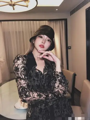 周扬青晒十八宫格怼脸照,自诩18岁美少女,眼部整容痕迹明显