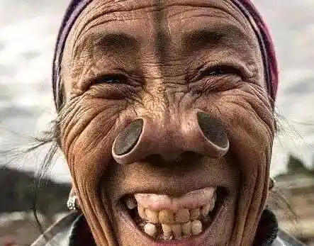 印度奇葩大鼻孔族妇女以鼻孔大为美