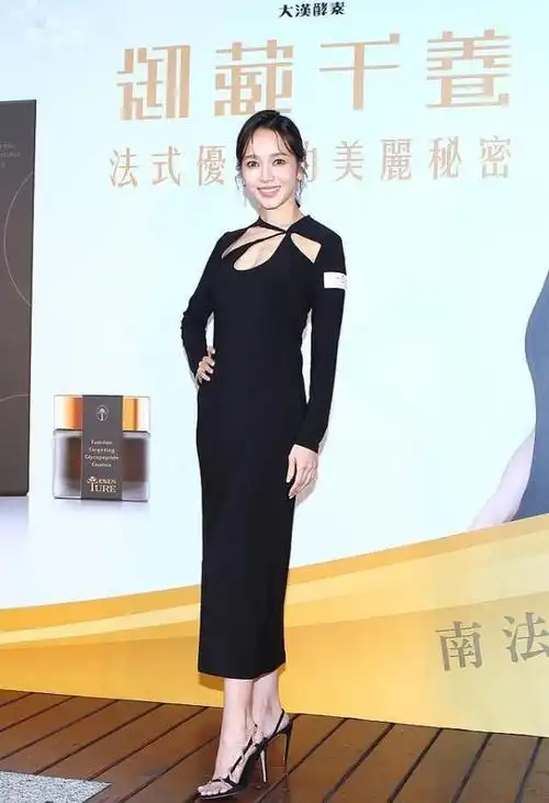 侯佩岑的气质好典雅,就算穿着漏洞的黑色长裙,依旧高贵得很|蕾丝|上衣