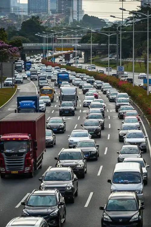 多种因素叠加导致深圳道路频现拥堵高峰深圳交警已调整勤务方案