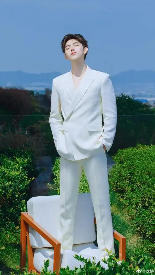 陈飞宇白色西装造型