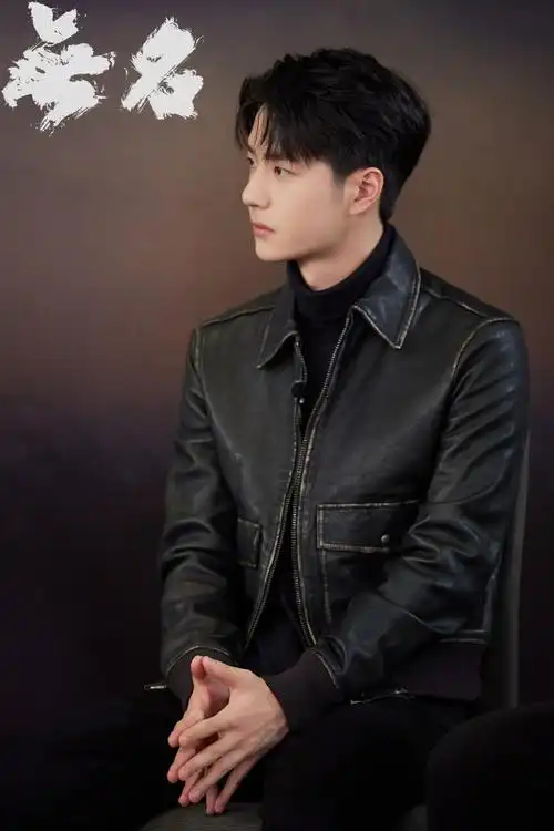 王一博开工造型,皮衣 黑毛衣简单帅气,完美展示型男魅力