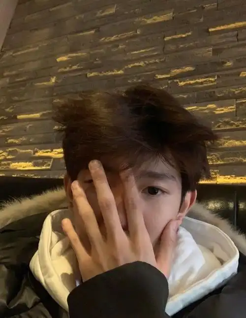 王源室内吸烟被批评后,网友扒出他18岁生日自拍,桌上摆着烟盒