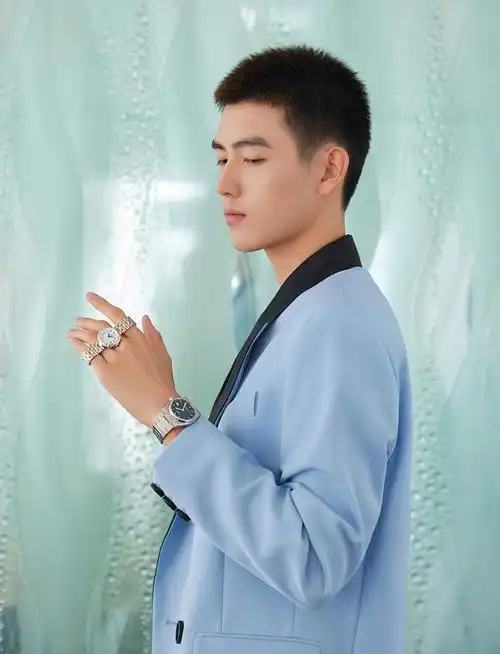 陈飞宇蓝黑西装造型矜贵绅士 半掩面部眼神犀利坚定寸头造型吸睛