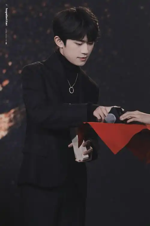 易烊千玺 腾讯娱乐白皮书盛典