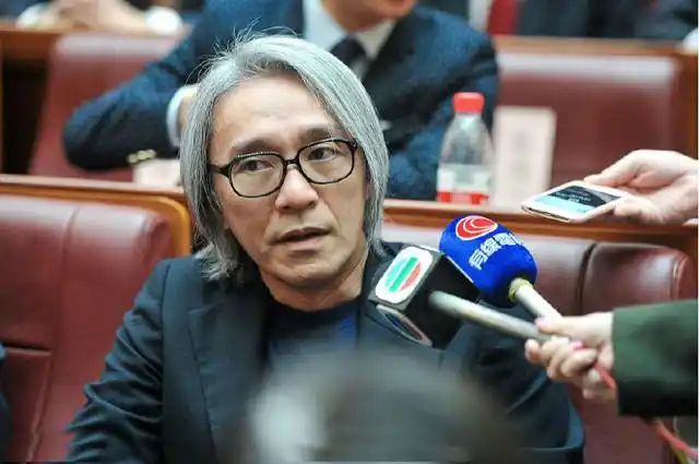 "星仔"彻底变"星爷"!周星驰近照满头白发,近看老的难以认出