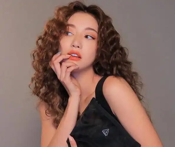 12款显脸小"蛋蛋卷"发型,独特的女王范让你更有气场