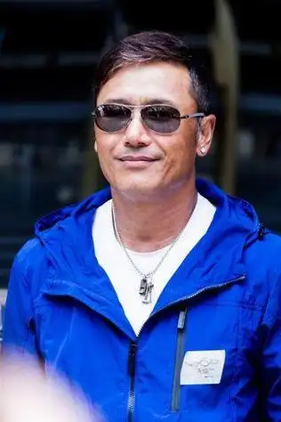 7月16日,香港巨星苗侨伟的儿子苗骏发布照片和视频,分享一家四口在