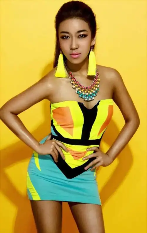 吉克隽逸春晚吉克隽逸春晚舞台旁蹲着休息