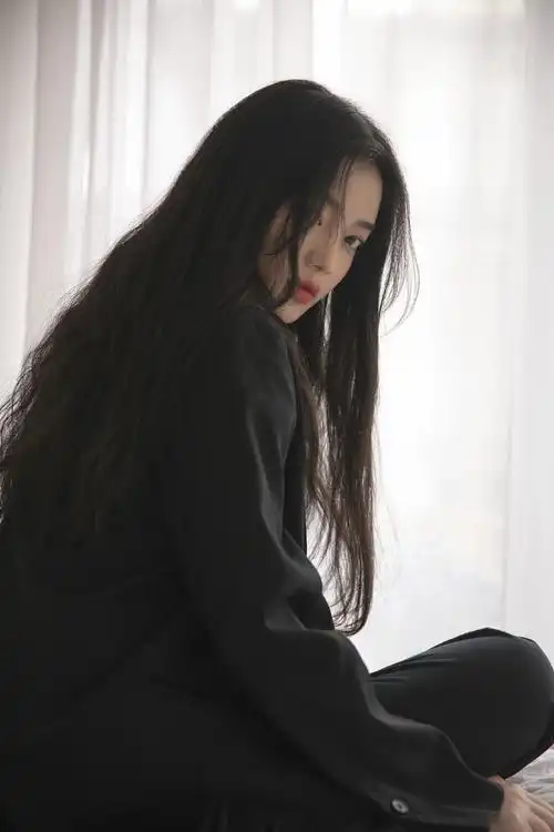 冷艳性感美女黑色系酷美写真图片