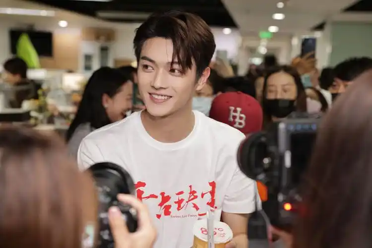 许凯现身扫楼帅气笑容温暖心弦 明朗少年穿白衬衫撩力满分_凤凰网娱乐