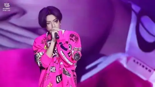 紫发小鬼又甜又帅!现场版《别叫我达芬奇》引全场大合唱