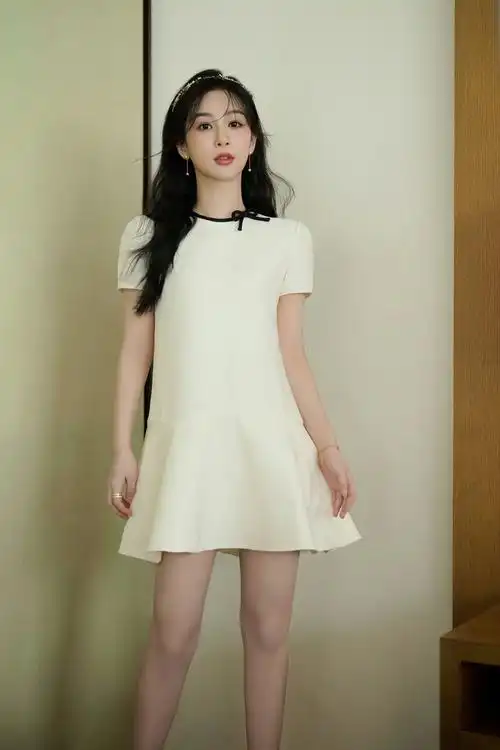 杨紫在新剧长相思见面会上白色短裙的造型惊艳亮相
