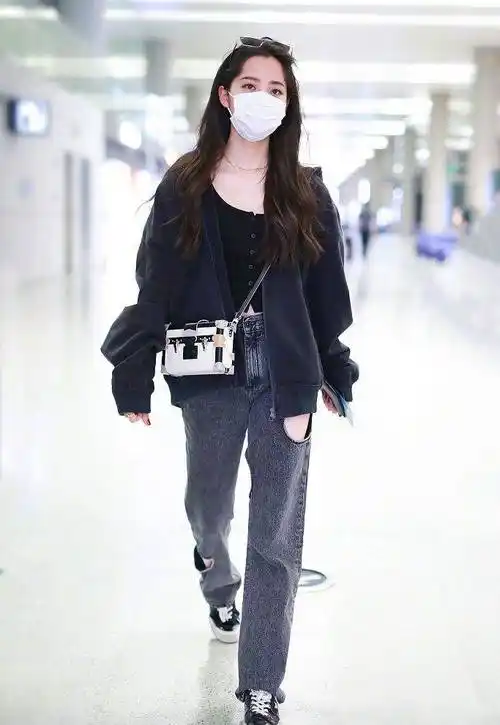 "酷潮"小妹欧阳娜娜上线,近日,美少女欧阳娜娜独自一人现身上海机场.