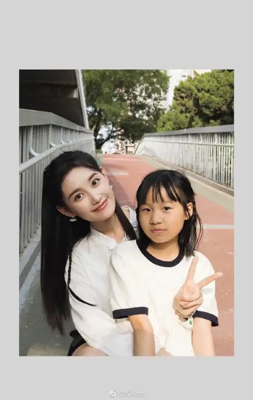 蒋依依毕业写真好绝#真的好喜欢笙笙拍的这组照片,一点都不像是8岁